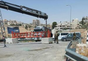 مستعمرون ينصبون 8 بوابات حديدية عند مداخل طرق زراعية في الخضر جنوب بيت لحم
